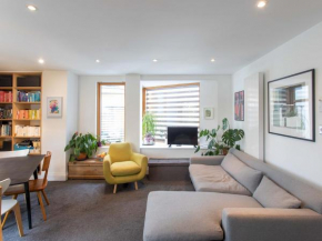 Spacious 2-Bedroom Flat with Waterside Views, London
